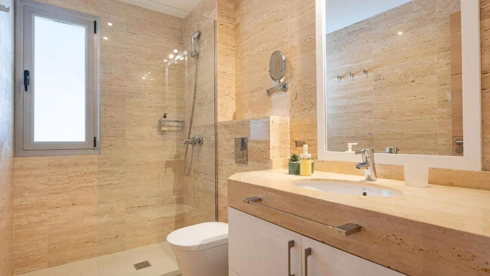 Villa Exclusiva En Primera Linea De Playa En Alcudia Con Jacuzzi الكوذيا