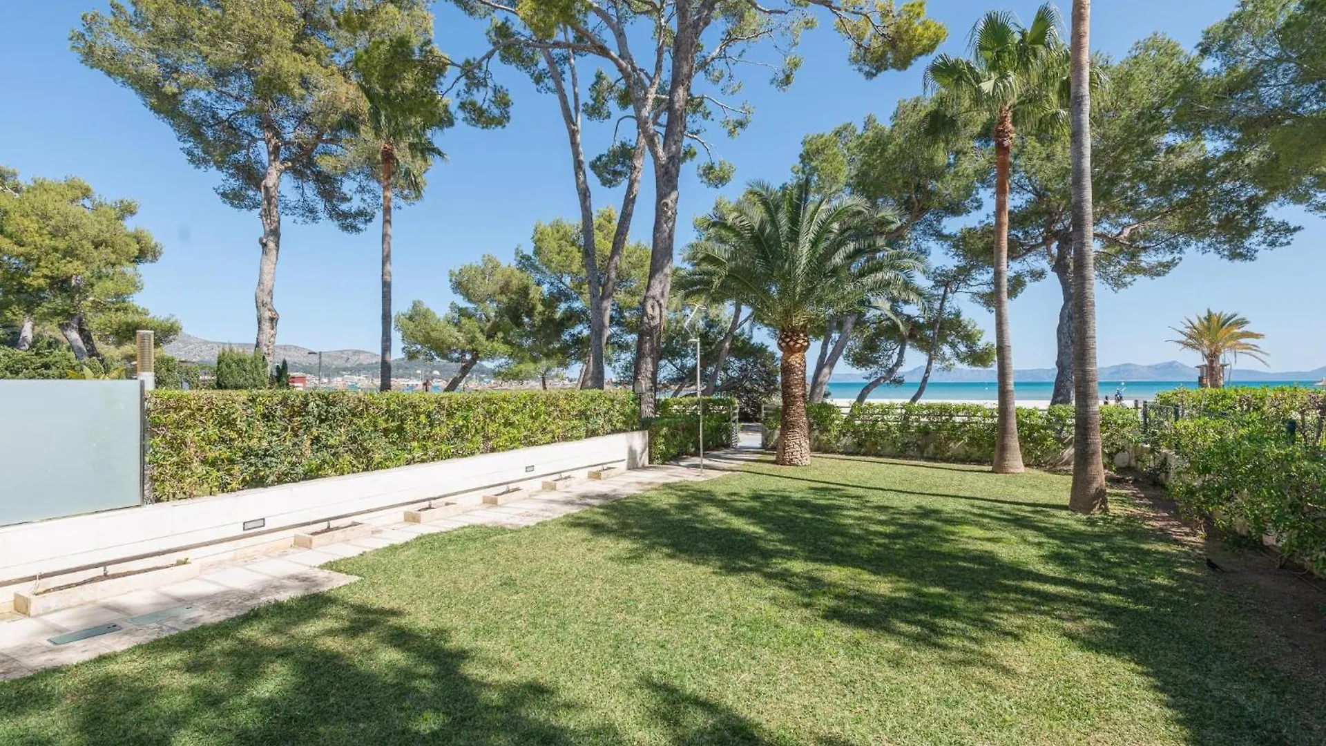 Villa Exclusiva En Primera Linea De Playa En Alcudia Con Jacuzzi بيت للعطل الكوذيا